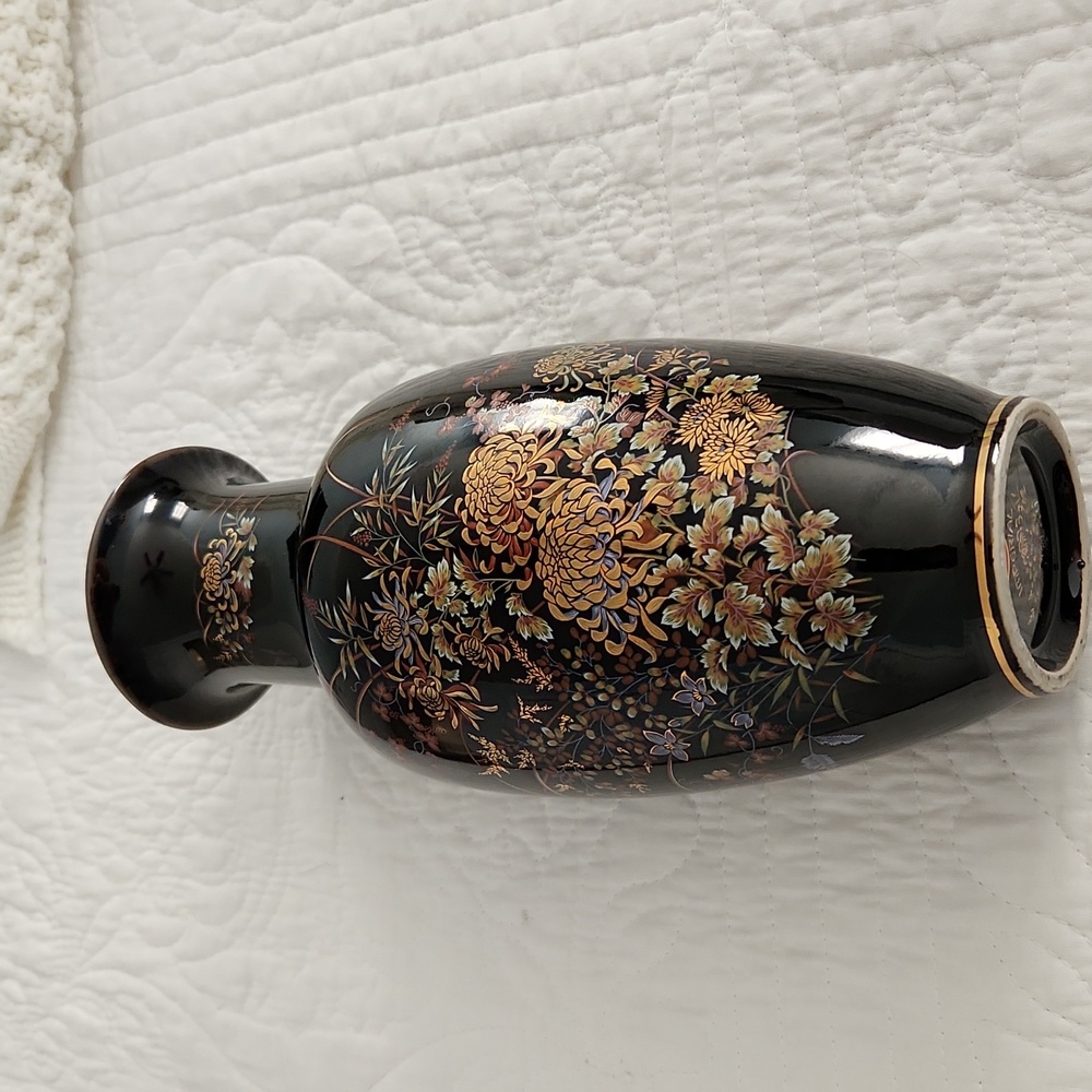 Japanese Kiku style vase